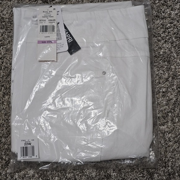 Ruby Rd. Women's Jeans Pant Plus Size 22W Fits 3X/XXXL White Pull-on Capri New - Picture 2 of 6